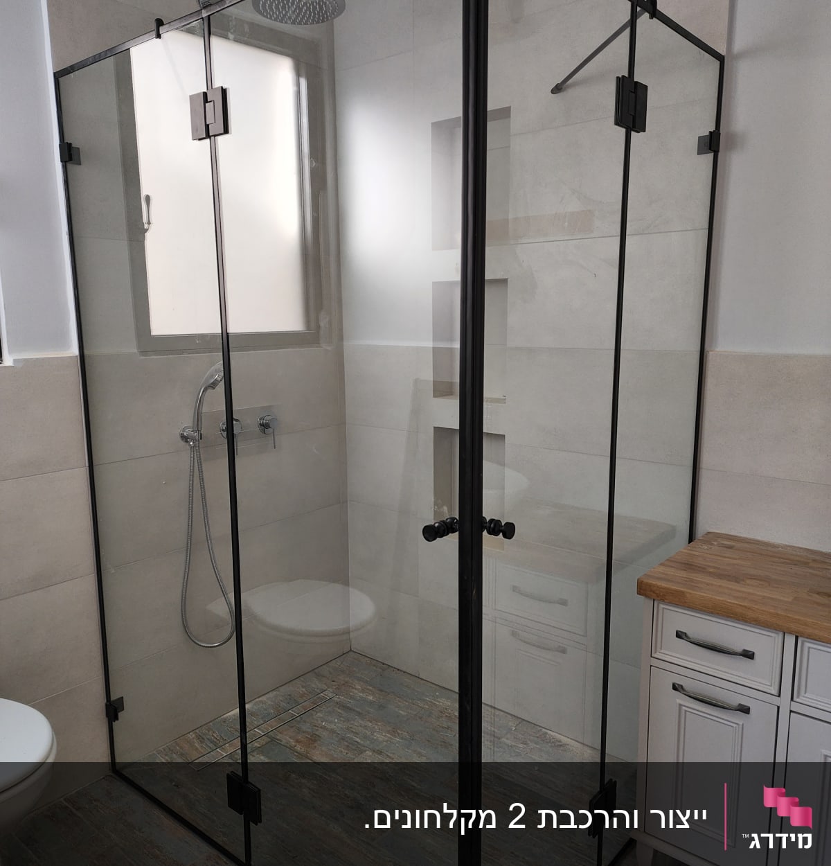 מקלחון זכוכית עם ראש מקלחת עגול וברז